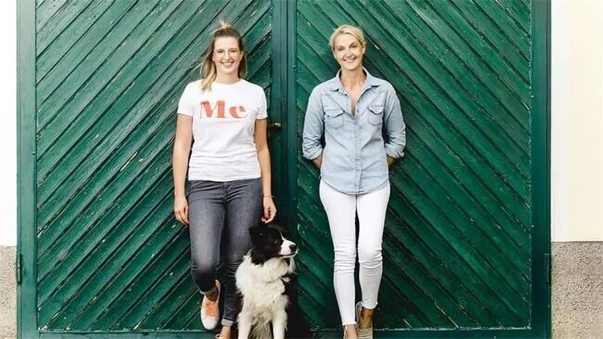 Carina und Edith Pluschkovits werden in den Himmel gelobt, bleiben aber trotzdem mit beiden Beinen am Boden. Im Bild mit Hofhund Barney. 