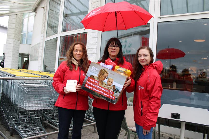 Caritas Burgenland in den Supermärkten (v.l.): Petra Frank, Bereichsleiterin Beratung & Hilfe, Direktorin Melanie Balaskovics und Michaela Krammer, Sozialberaterin der Caritas in Eisenstadt.