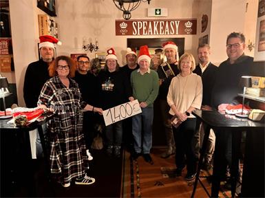 Carmen Weyse mit ihren Helfern und Vertretern des Vereins „KidsCare“. 