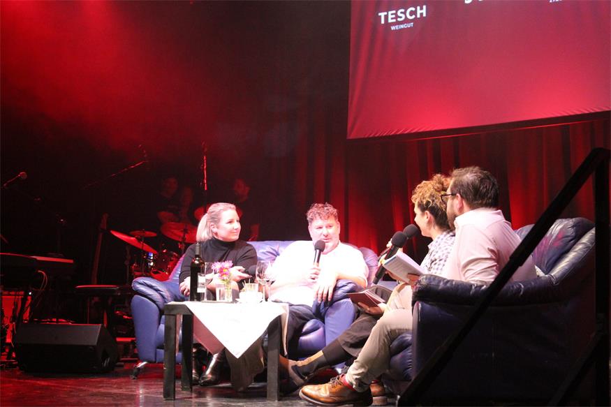 Carmen und Joe Tesch vom Weingut Tesch aus Neckenmarkt im Gespräch mit Jini Karall und David Paminger über ihre Weine und die Philosophie ihres Weinguts.
