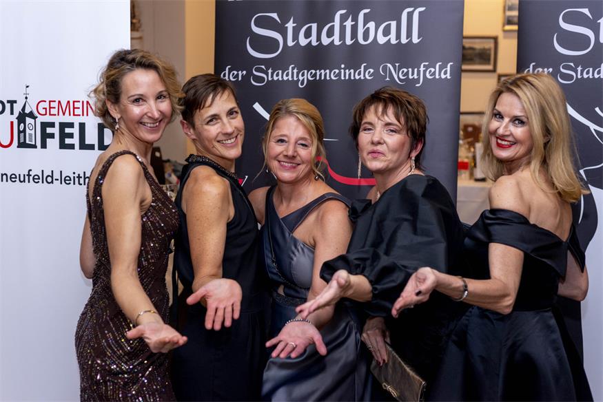 Catherine, Eleonore, Natascha, Marion und Lisi warfen sich in Schale und Pose. 
