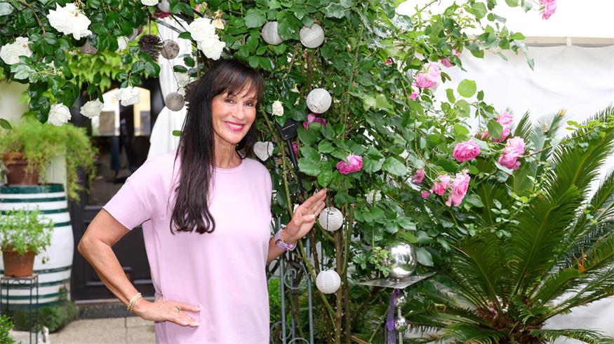 Catherine Sica im zauberhaften Garten ihres „Kusthaus Rust“.