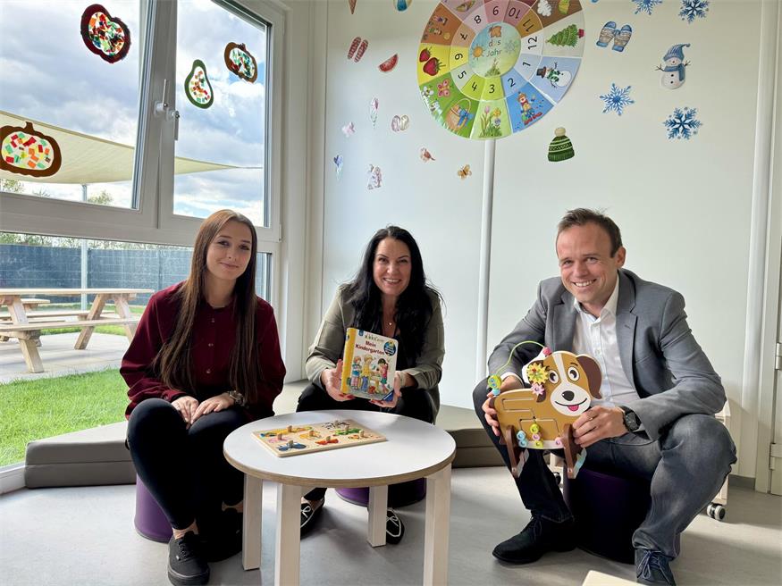 Celina Kainz (pädagogische Leitung), Gabriela Podlisca (organisatorische Leitung), Marc Seper (kaufmännischer Direktor Klinik Oberwart in den neuen Räumlichkeiten.