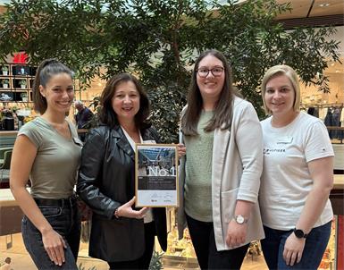 Centerleiterin Margit Portschy (2. v. l.) und ihr Team freuen sich über die Auszeichnung.