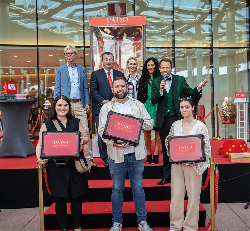 Centermanager Ulrich Mörzinger, Eigentümer Richard Erlinger mit Gattin Irina, Romana Schrey und „Money Maker“ Alexander J. Rüdiger (oben) mit den glücklichen Gewinnern Carmina, Josip und Saigina (unten).