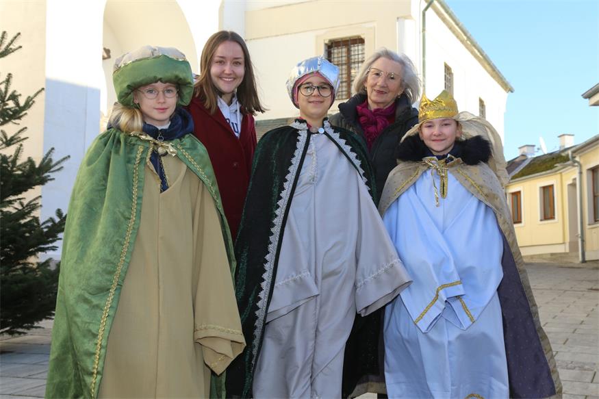 Charlotte Grahvogel, Aliz Öcsi und Katharina Jellenigg mit Lisa Dragschitz (Katholische Jungschar) und Kostümschneiderin Friederike Gebhardt 