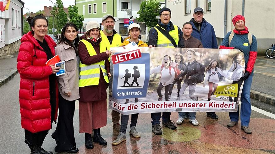 Charlotte Toth-Kanyak (Volksschuldirektorin), Samara Sanchez-Pöll (Jugend-Gemeinderätin), Pia Jordan-Lichtenberger (Radlobby Burgenland), Albi Chmelar (Radexperte/Herr Hofrad), Karoline Szivatz (Radlobby), Stefan Haider (Radlobby Eisenstadt), Anna Sophie Prünner (Kinderfreunde Burgenland), Helmuth Götz (Radlobby) und Andrea Bischel (Radlobby) vor der Volksschule Eisenstadt.