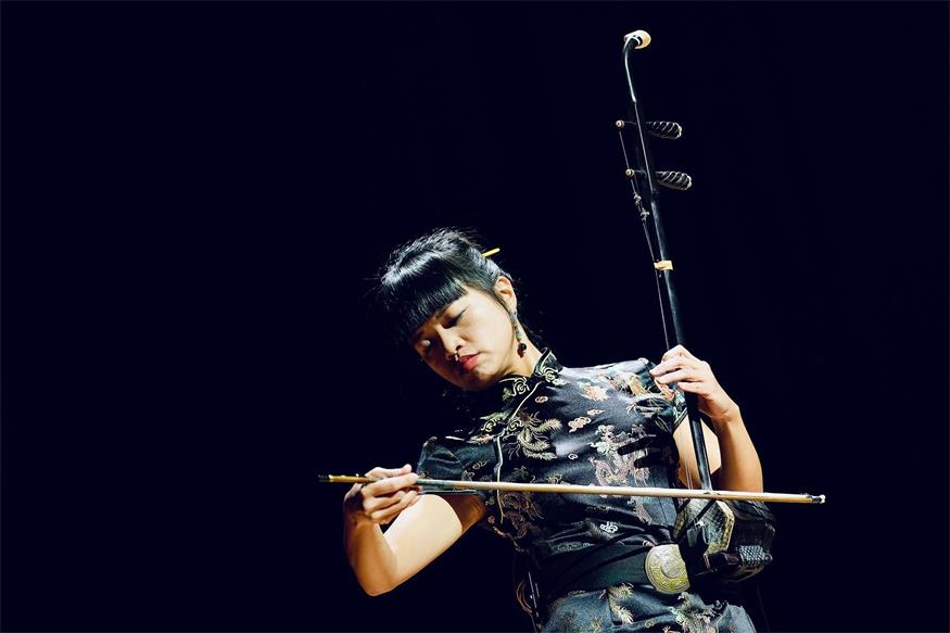 Chiao-Hua Chang. Die Musikerin und ihr Instrument Erhu - eine zweisaitige Laute.
