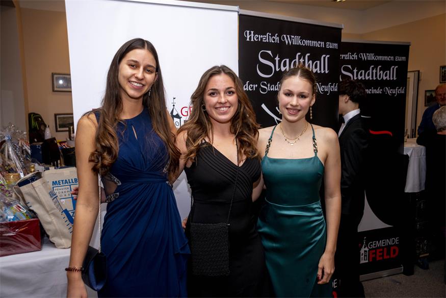 Chiara Pavitsits, Nina Strohmayer-Dangl und Naya Hajszan putzten sich für den Neufelder Stadtball heraus.