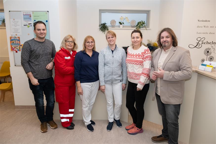 Chirurg Juraj Dzupa, Rotes Kreuz-Präsidentin Friederike Pirringer, Ordinationsassistentin Karin Darnai, Allgemeinärztin Natascha Roszuczky, Urologin Andrea Bognar-Beleni und Bürgermeister Robert Kovacs.