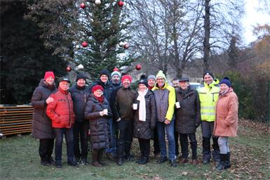 Christbaumaufstellen. Die SPÖ Oberpullendorf führt auch dieses Jahr ihre Tradition weiter. 