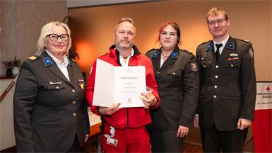 Christian Gattinger erhielt für seine 12.000. Rettungsausfahrt die Rotkreuz Fahrtenspange in Gold. Die Ehrungen führten Bezirksstellenleiterin Helga Ludwig, Anna Benczak und David Wilfing durch.