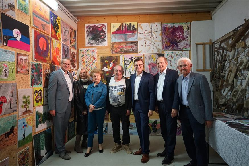 Christian Payer, Vizebürgermeisterin Birgit Grafl, Ludmilla Prötsch, Josef Rejcovsky, Bürgermeister Erich Trummer, Hans Godowitsch und Johann Kern bei der Eröffnung der Ausstellung von Josef Rejcovsky. 