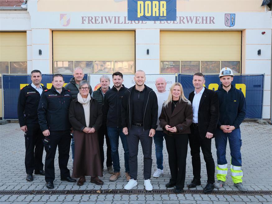 Christian Postl, Feuerwehrkommandant Alois Kracher, Baumeister Ing. Eduard Mock, 2. Vizebürgermeisterin Anna Sipötz, Markus Richter (Planungsbüro Sattler) Pascal Pomper (PEB), Bürgermeister Maximilian Köllner, Polier Reinhard Offenbeck, Vizebürgermeisterin Heidemarie Galumbo, Klaus Tremmel (Geschäftsführer Porr) und Lehrling Tobias Bogner