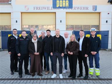Christian Postl, Feuerwehrkommandant Alois Kracher, Baumeister Ing. Eduard Mock, 2. Vizebürgermeisterin Anna Sipötz, Markus Richter (Planungsbüro Sattler) Pascal Pomper (PEB), Bürgermeister Maximilian Köllner, Polier Reinhard Offenbeck, Vizebürgermeisterin Heidemarie Galumbo, Klaus Tremmel (Geschäftsführer Porr) und Lehrling Tobias Bogner