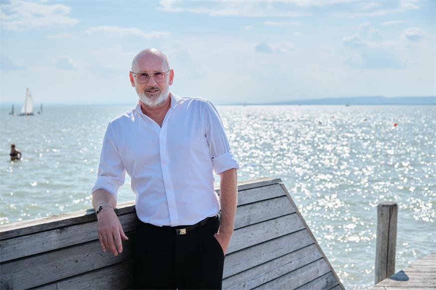 Christian Sailer am Neusiedler See. Derzeit liegt der Wasserpegel unter dem Wert des Vorjahres, aber noch über dem letzten Tiefststand aus 2022.