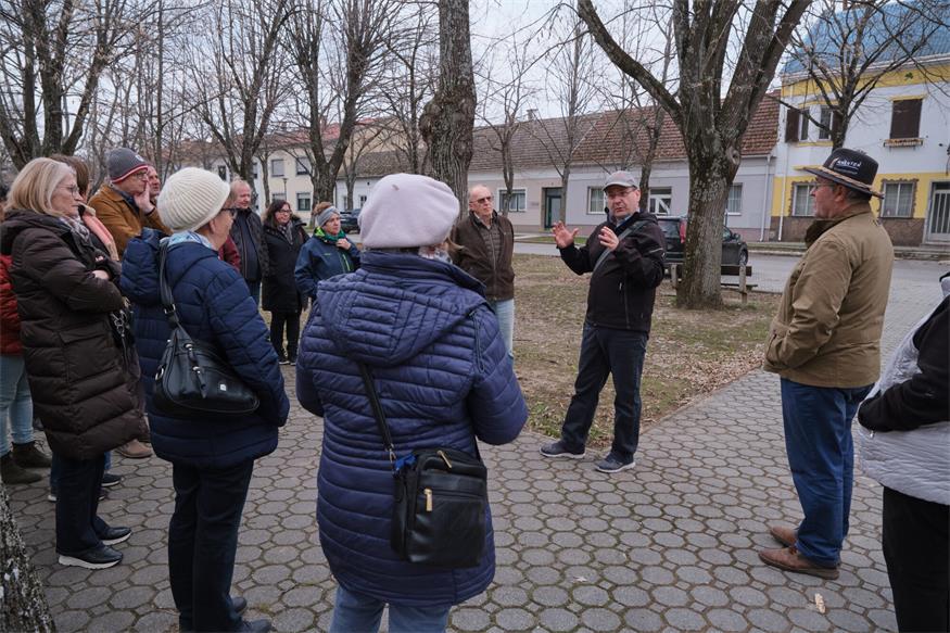 Christian Seywerth führte das interessierte Publikum durch die Geschichte von Halbturn. Hier in der Erzherzog-Friedrich-Straße.