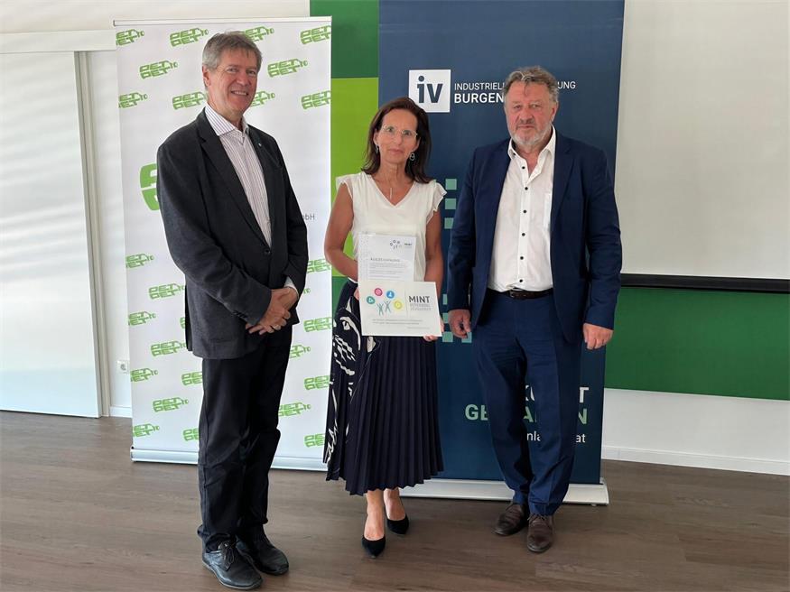 Christian Strasser, IV-Burgenland Präsident und Geschäftsführer von PET to PET Recycling Österreich GmbH, Direktorin Tanja Bayer-Felzmann und Bildungsdirektor Alfred Lehner