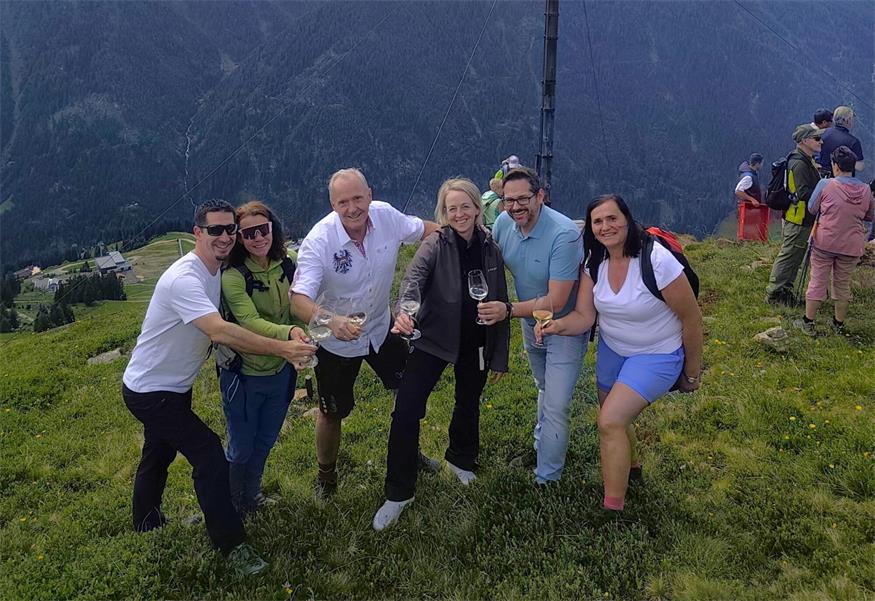 Christian Zechmeister (Geschäftsführer Wein Burgenland) mit seinem Team der Wein Burgenland und Spitzenkoch Martin Sieberer mit seiner Frau. 