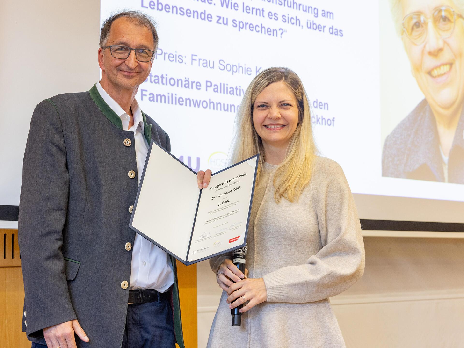 Christine Köck konnte eine Urkunde für die Prämierung ihrer Masterarbeit entgegennehmen.