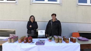 Christine Pichler und Silvia Hafner bei der Fastensuppenaktion in Steinberg.