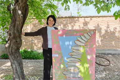 Christine Rechnitzer präsentiert ihr Kunstwerk „Balanceakt“ im Garten ihres Ateliers.