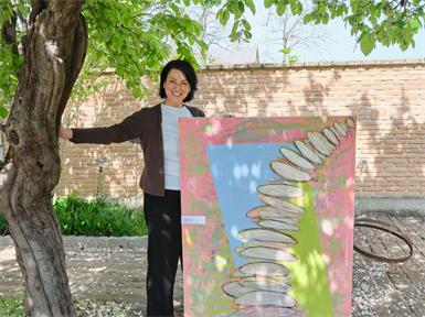 Christine Rechnitzer präsentiert ihr Kunstwerk „Balanceakt“ im Garten ihres Ateliers.
