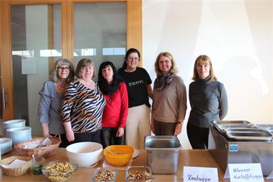 Christine Riedl, Anni Hirschler, Birgit Tischlerhauser, Inge Drescher, Melanie Nemeth und Judith Höttinger verwöhnten die Gäste am Suppenbuffet.