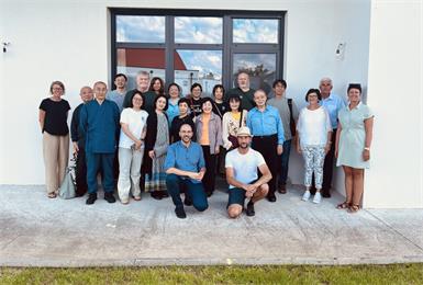Christof Jestl (hockend, li.) und seine Berufskollegin Susanne Koo (l.) freuten sich mit ihren Familien über den besonderen Besuch in Oberloisdorf.