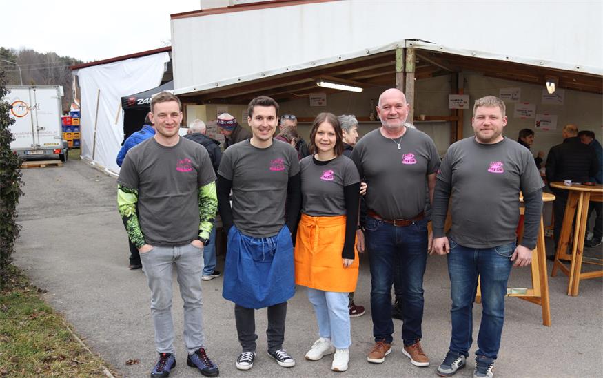 Christoph Baumgartner, Michael Seidl, Sarah Höllisch, Obmann Walter Ressl und Thomas Hoschopf freuten sich mit dem gesamten Team über viele Besucher beim Sautanz.