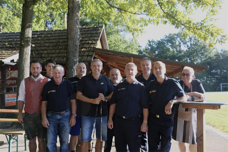 Christoph Hauser, Christoph Stifter, Eduard Kainz, Alfred Fischer, Bürgermeister Ewald Bürger, Alexander Reithofer, Feuerwehrkommandant Kurt Kappel, Roman Stifter, Johann Hauser und Rudi Baumgartner beim diesjährigen Wandertag der Freiwilligen Feuerwehr in Salmannsdorf.