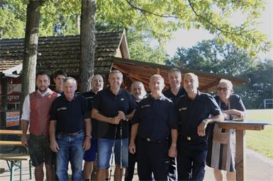 Christoph Hauser, Christoph Stifter, Eduard Kainz, Alfred Fischer, Bürgermeister Ewald Bürger, Alexander Reithofer, Feuerwehrkommandant Kurt Kappel, Roman Stifter, Johann Hauser und Rudi Baumgartner beim diesjährigen Wandertag der Freiwilligen Feuerwehr in Salmannsdorf.