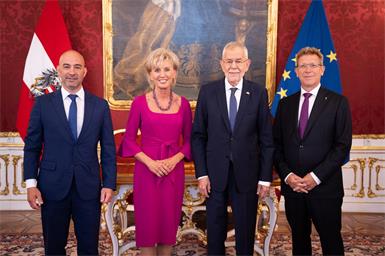 Christoph Luisser mit Gaby Schwarz, Bundespräsident Alexander Van der Bellen und Bernhard Achitz (v.l.). 