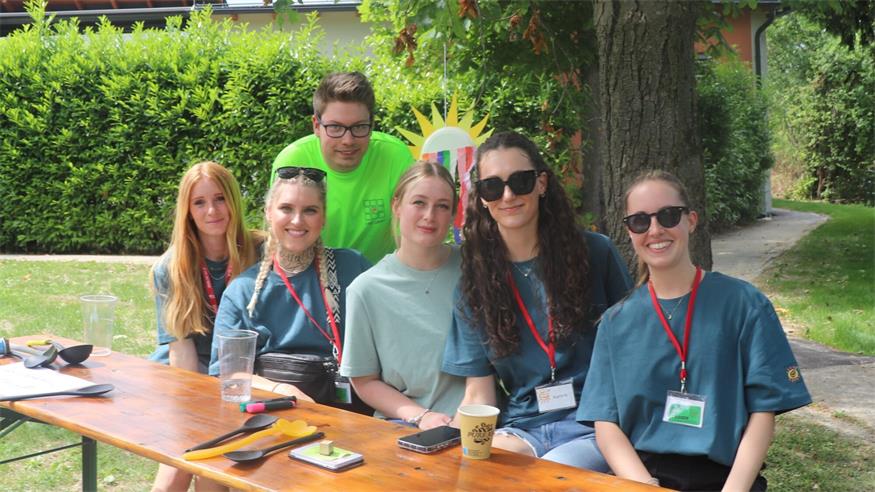 Christoph, Nina, Lara, Christina, Aurora und Julia beim Wasserbombenlauf, eine der vielen Spielstationen, bei denen Kinder und Jugendliche mitmachen konnten. 