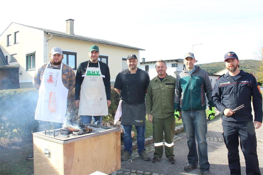 Christoph Schermann, Florian Reisner, Markus Grosinger, Thomas Theurweckel, Kommandant-Stellvertreter Siegfried Fasching und Kommandant Christian Schabl warteten schon mit dem Kistenfleisch auf die Rückkehr der Wanderer.