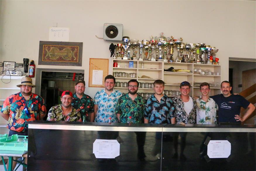 Christoph Schermann, Florian Reisner, Martin Kallinger, Thomas Kappel, Migjen Pichler, Lukas Schneider, Jonas Renner, Elias Kranawetter und Kommandant-Stellvertreter Siegfried Fasching bei der Schlachturmparty der Feuerwehr Pilgersdorf.