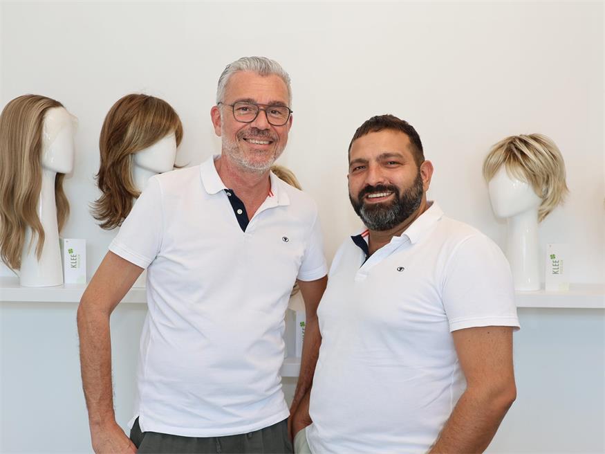 Christoph und Sascha Klee betreiben in Eisenstadt und Wien zwei Perückengeschäfte. Mit viel Engagement und Feingefühl helfen sie von Haarausfall betroffenen Menschen, Selbstvertrauen und Würde zurückzugewinnen.