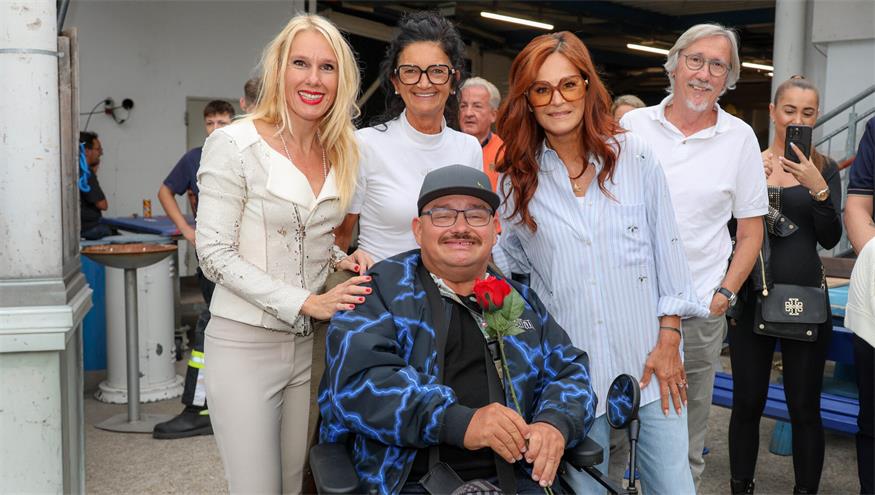 Christopher Reinprecht - überglücklich, sein Idol Andrea Berg vor ihrem Konzert in Mörbisch treffen zu dürfen. Seine Freundinnen und Freunde teilten mit ihm diesen Glücksmoment.