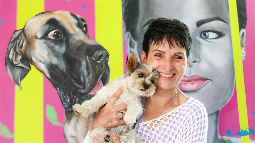 Cleo Ruisz - geliebt und bewacht von ihrer vierbeinigen Inspirationsquelle Elias