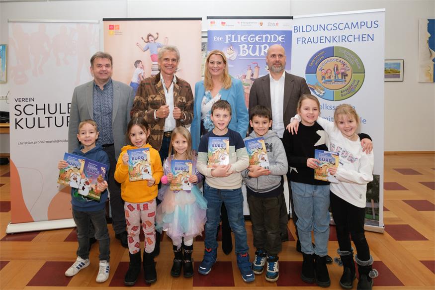 Clusterleiter Norbert Kappel, Thomas Brezina, Landesrätin Daniela Winkler und Bürgermeister Hannes Schmid mit den lesebegeisterten Kindern.