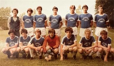 Coach Jaki Knöbl mit der Halbturner Jugendmannschaft im Jahr 1979. Neben ihm: Franz Ziniel. Wen erkennen unsere BVZ-Leser denn noch?