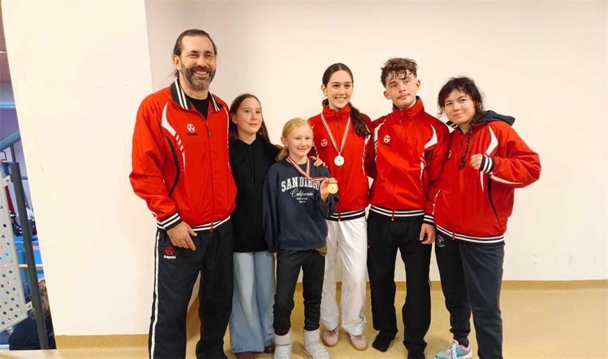 Coach Jürgen Krell, Maja Schneeberger, Sophie Stump, Fiona Böhm, Tobias Strodl und Coach Luna Lombardi.