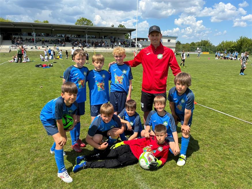 Coach Thomas Salamon mit seinen Forchtensteiner Kids. 