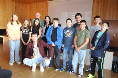 Colin Hadler las für die dritte und vierte Klasse der Mittelschule und fürs Gymnasium. Die Lesung wurde von Fred Liebmann von der Stadtbibliothek in Absprache mit Kulturstadträin Eva Maria Kneisz organisiert.