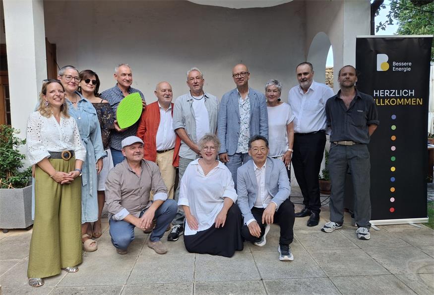 Constanze Pirch, Gretchen Batcheller, Valeria Bertesina, Daniel Bucur, Harro Pirch, Gerhard Altmann, Fred Mooij, Eva Pirch, Landeshauptmann Hans Peter Doskozil, Florian Lang (hinten), Manfred Leirer, Mieke Verhaar und Myoung-Bok Lee bei der Vernissage.