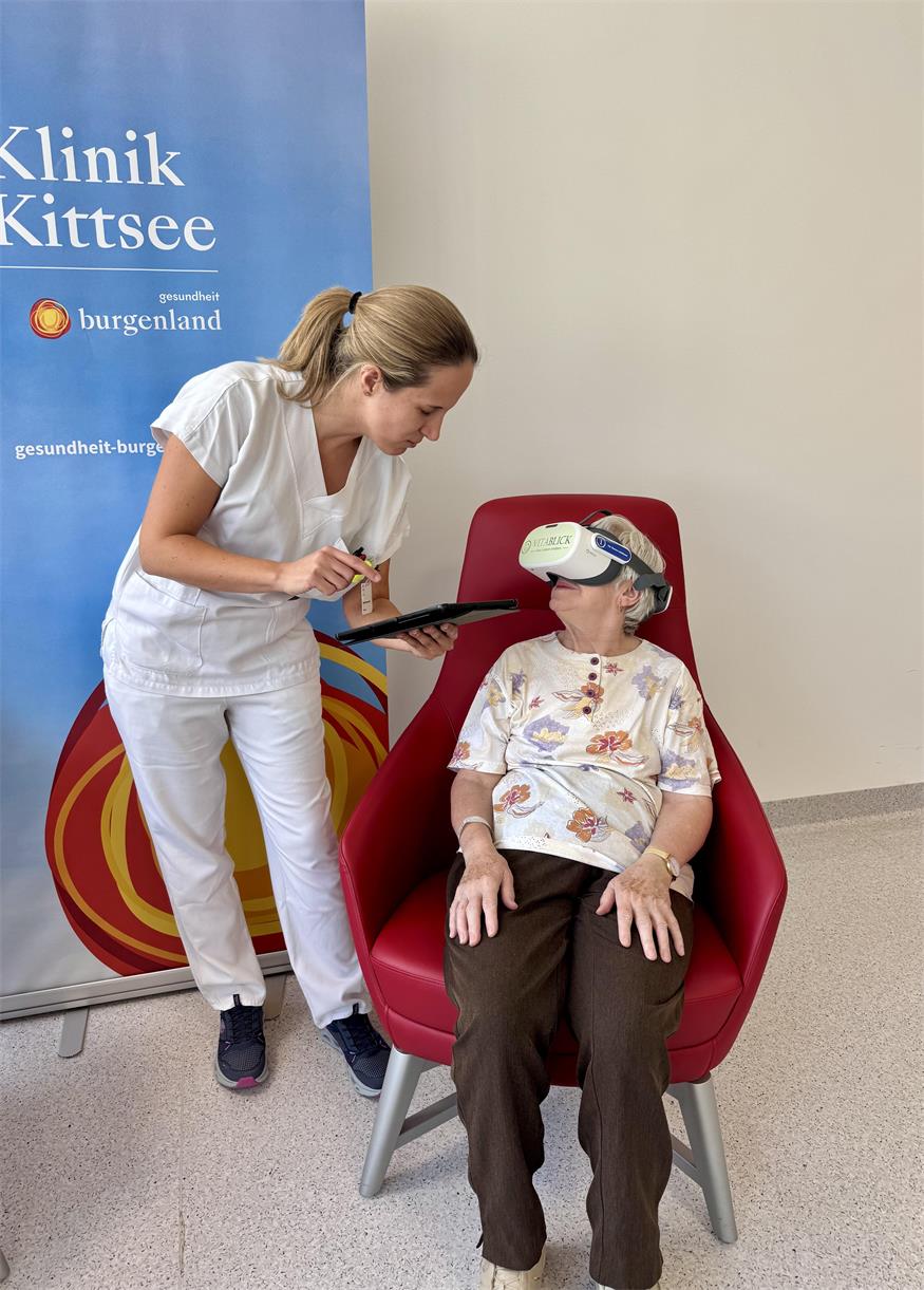 Cornelia Hiermann steuert das Tablet für die Patientin.