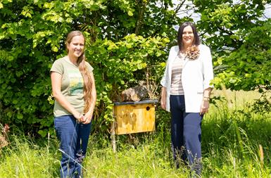 Cornelia Mähr, Biodiversitätsexpertin des Naturparks in der Weinidylle Südbürgenland und Landeshauptmann-Stellvertreterin Astrid Eisenkopf bei der Projektpräsentation in Punitz. 