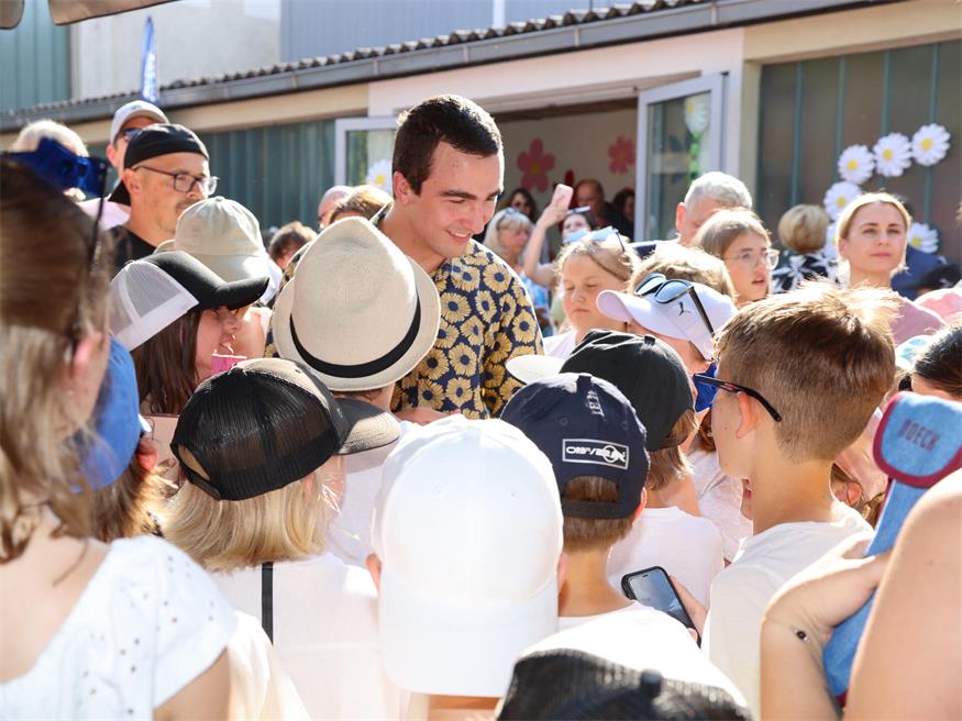 Cosmó als Überraschungsgast bei der 60-Jahr-Feier seiner ehemaligen Volksschule in Neusiedl am See