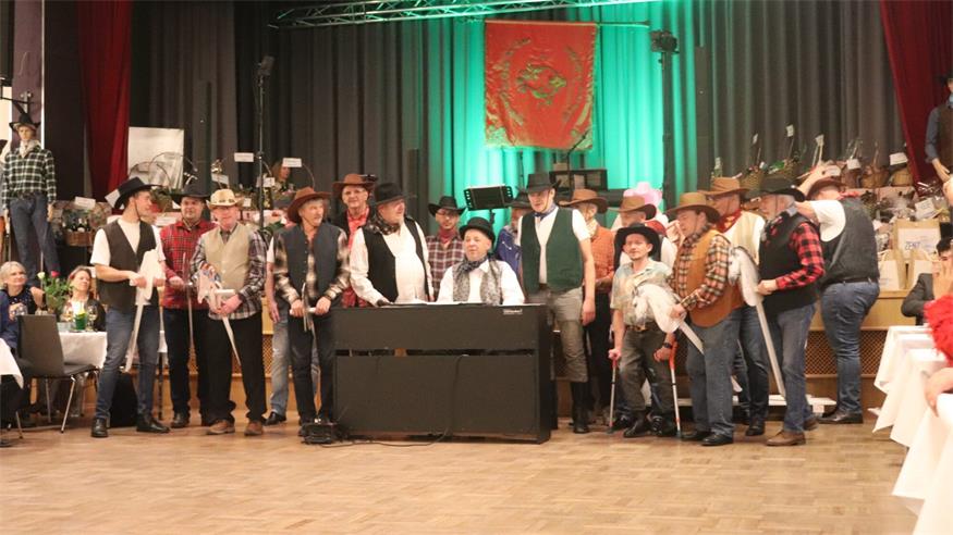 Cowboys und Wilder Westen war das diesjährige Motto der Eröffnungseinlage des Männergesangsvereins Liederkranz beim Ball im Martinihof. 