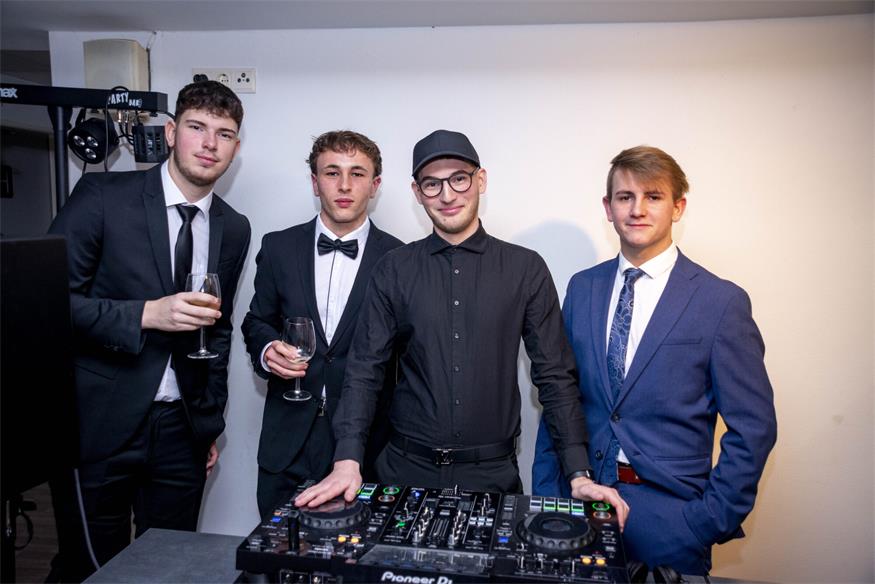 DJ Florian Grof mit Dominik, Lukas und Leon.